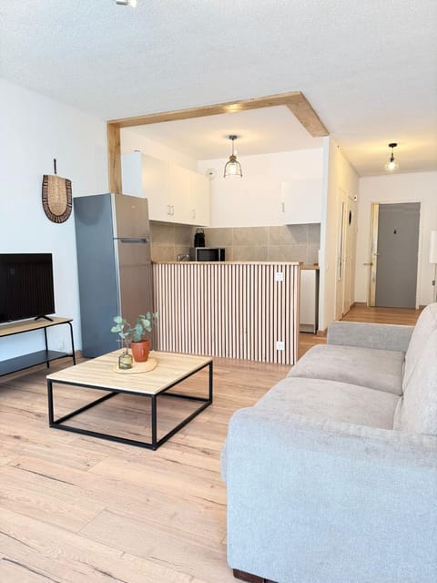 Communal lounge/ TV room, kitchen