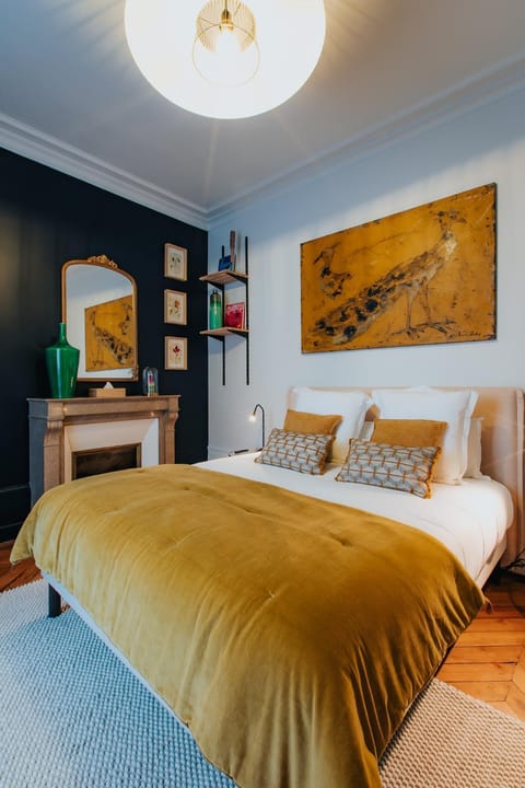 Photo of the whole room, Bedroom