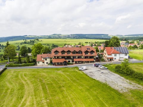 Property building, Natural landscape, Bird's eye view, Location, Parking