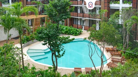 Day, Swimming pool