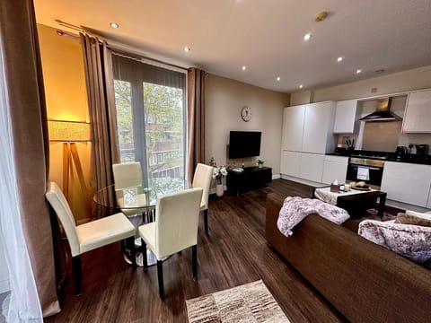 TV and multimedia, Kitchen or kitchenette, Living room, Seating area, Dining area