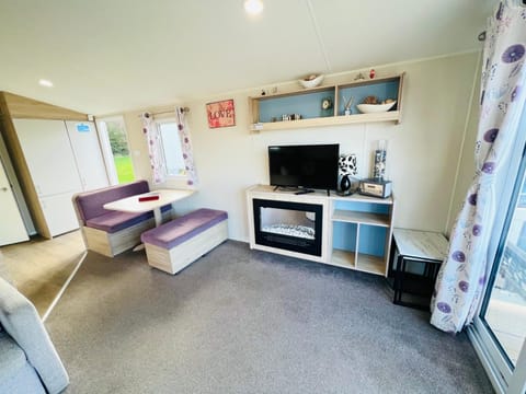 TV and multimedia, Living room, Photo of the whole room, Seating area, Dining area