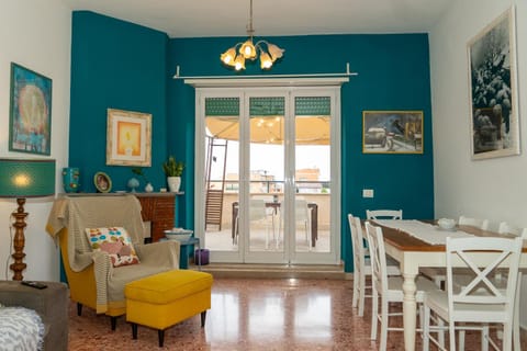 Communal lounge/ TV room, Living room, Seating area