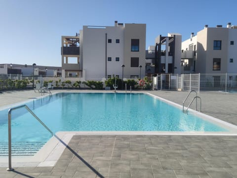 Property building, Swimming pool, sunbed