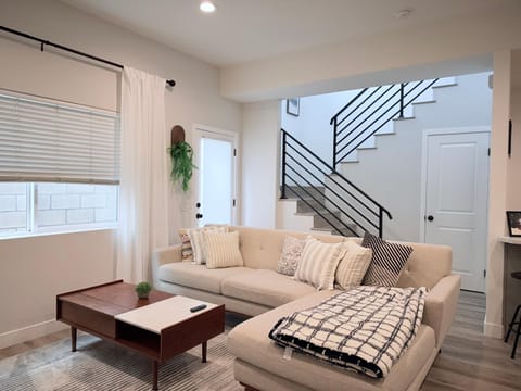 Modern Family Haven - Minutes from Disney Magic-OC House in Midway City