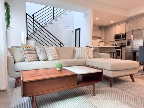 Modern Family Haven - Minutes from Disney Magic-OC House in Midway City