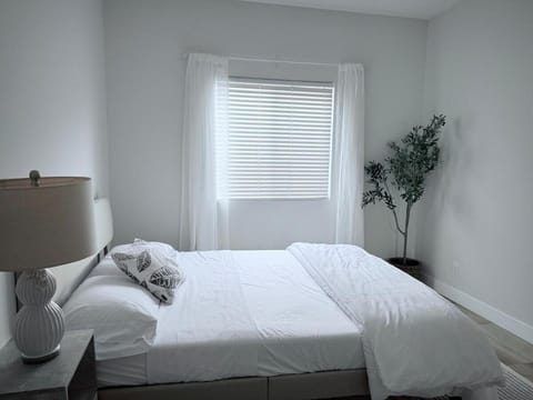 Modern Family Haven - Minutes from Disney Magic-OC House in Midway City