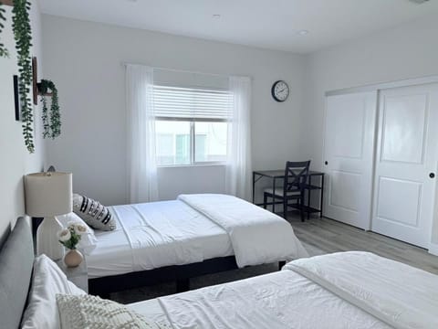 Modern Family Haven - Minutes from Disney Magic-OC House in Midway City