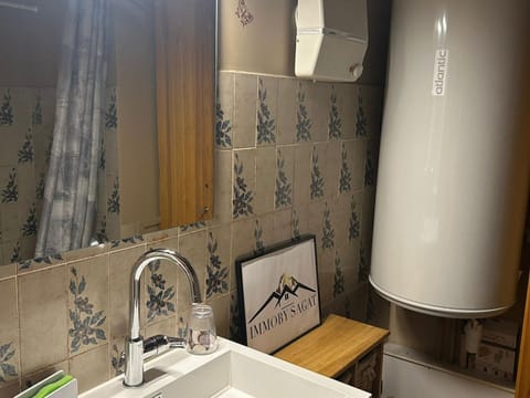 Appartement au pied des pistes à Super Besse - FR-1-814-61 Apartment in Besse-et-Saint-Anastaise