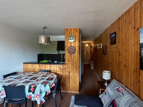 Appartement au pied des pistes à Super Besse - FR-1-814-61 Apartment in Besse-et-Saint-Anastaise