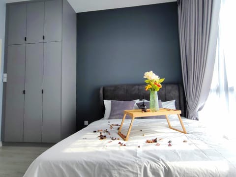 Photo of the whole room, Bedroom, towels