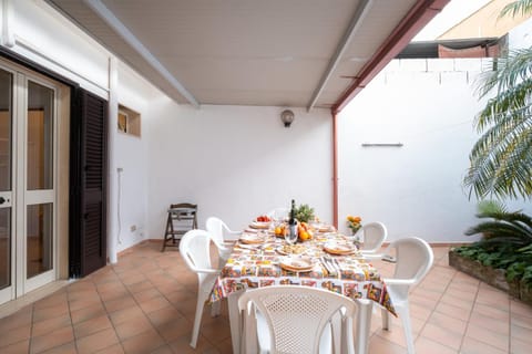 Property building, Balcony/Terrace, Living room