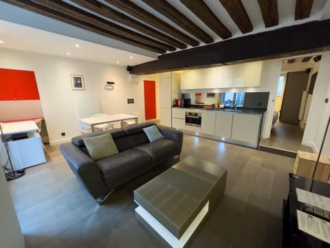 Kitchen or kitchenette, Living room, Seating area, Dining area