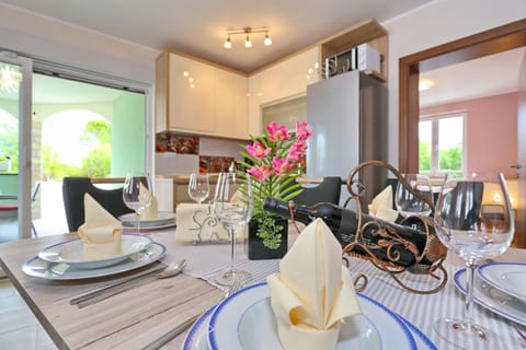 Kitchen or kitchenette, Living room, Food and drinks, Seating area, Dining area, Food