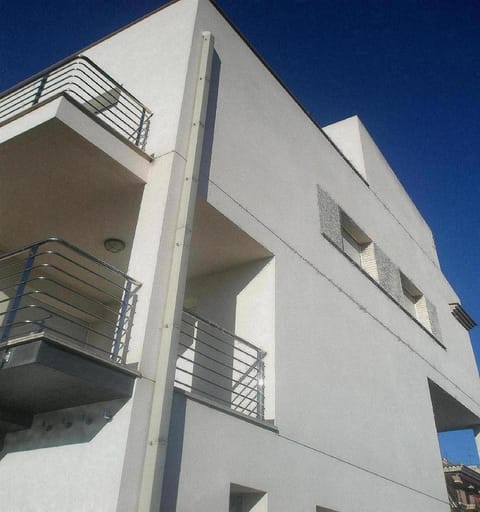 Facade/entrance, Off site