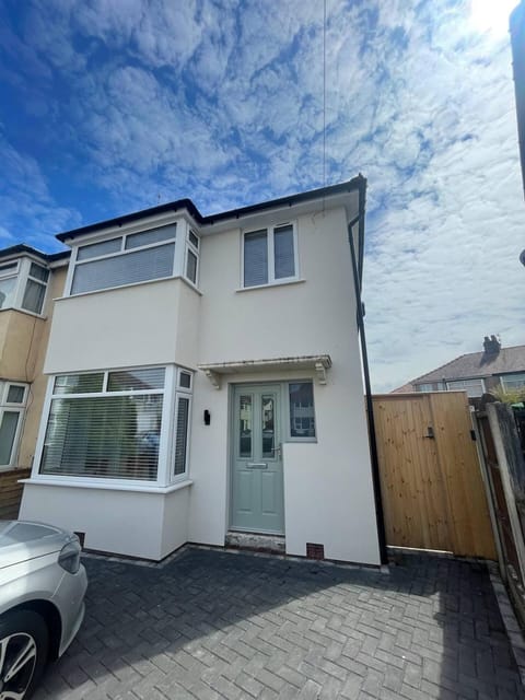 The Crescent-Modern Coastal Home House in Blackpool