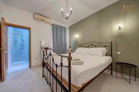 Bed, Photo of the whole room, Bedroom, air conditioner