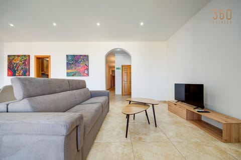 Communal lounge/ TV room, TV and multimedia, Living room, Seating area, Evening entertainment