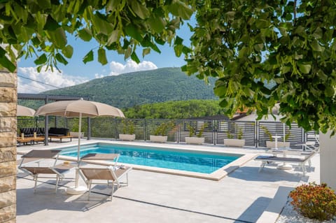 Patio, Nearby landmark, Day, Natural landscape, Mountain view, Pool view, Swimming pool, sunbed