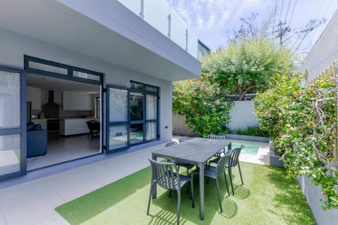 6B on Highworth House in Sea Point