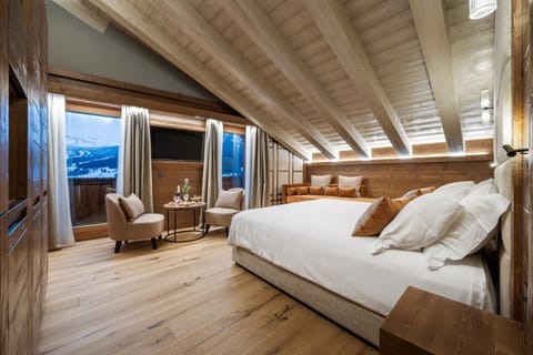 Bed, Natural landscape, Living room, Photo of the whole room, Seating area, Bedroom, Mountain view