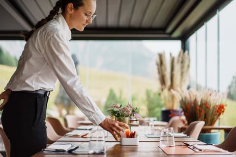 Restaurant/places to eat, Day, People, Natural landscape, Food and drinks, Banquet/Function facilities, Food, Breakfast, Drinks, group of guests