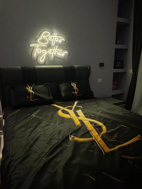Bed, Photo of the whole room, Bedroom, Text overlay