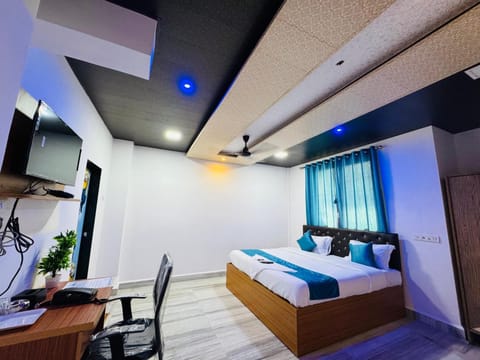 Communal lounge/ TV room, Bed, TV and multimedia, Photo of the whole room, Evening entertainment, Bedroom, fireplace, hair dresser, air conditioner
