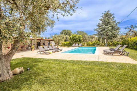 Swimming pool, sunbed