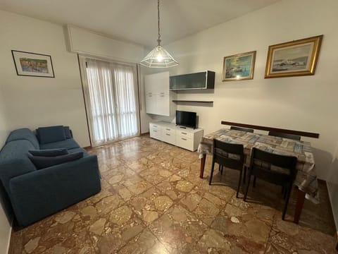 TV and multimedia, Living room, Seating area, Dining area, Evening entertainment
