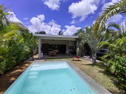 Property building, Garden, Pool view, Swimming pool, sunbed