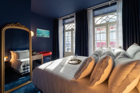 Bed, Photo of the whole room, Seating area, Bedroom