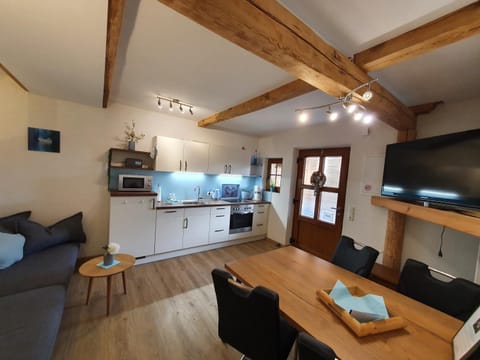 TV and multimedia, Kitchen or kitchenette, Living room, Dining area, stove