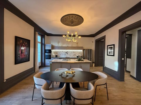 Kitchen or kitchenette, Dining area