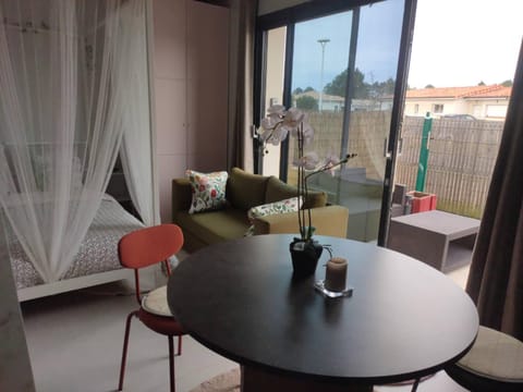 Seating area, Dining area