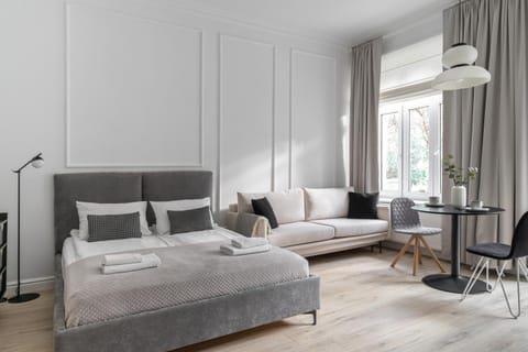 Bed, Living room, Photo of the whole room, Seating area, Bedroom, towels