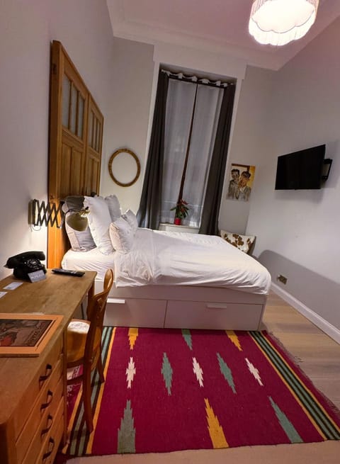 Bed, TV and multimedia, Photo of the whole room, Seating area, Bedroom