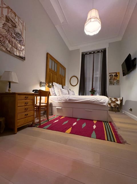 Bed, TV and multimedia, Living room, Photo of the whole room, Seating area, Bedroom