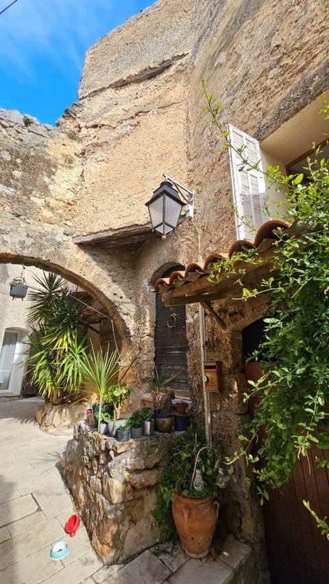 Le Portail d'Airain House in Salernes