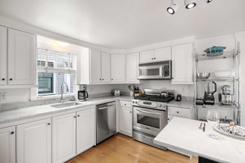 Stylish Walk to Town and Beach House in Provincetown