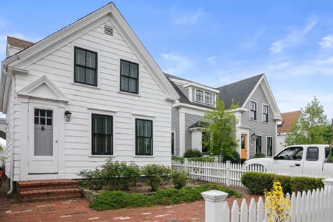 Stylish Walk to Town and Beach House in Provincetown
