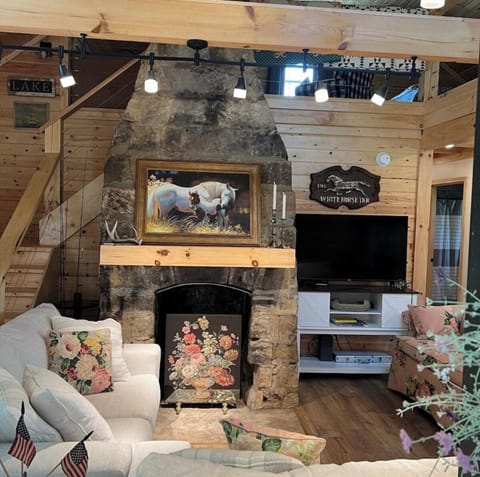 Dale Hollow White Cottage right next to Dale Hollow State Park House in Tennessee