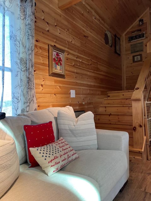 Dale Hollow White Cottage right next to Dale Hollow State Park House in Tennessee