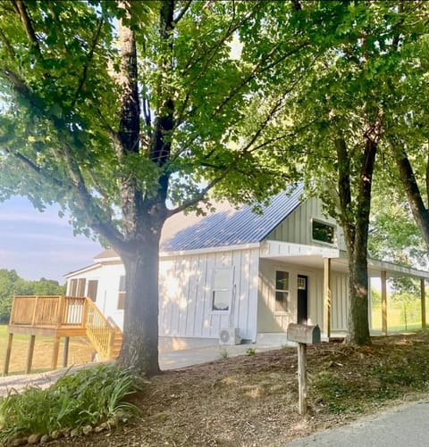 Dale Hollow White Cottage right next to Dale Hollow State Park House in Tennessee