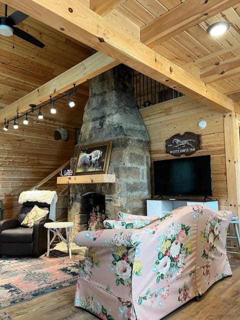 Dale Hollow White Cottage right next to Dale Hollow State Park House in Tennessee