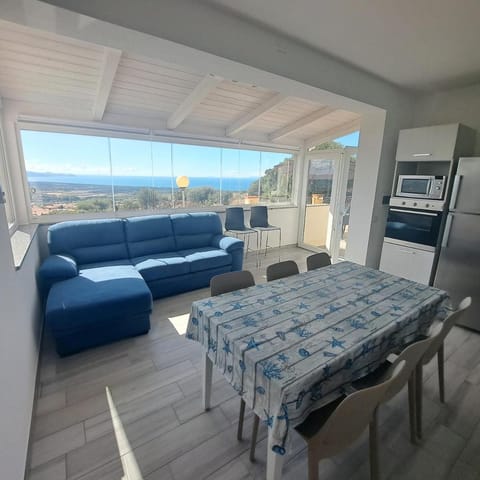Living room, Dining area, Sea view, oven