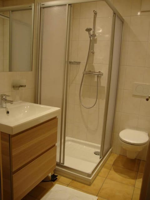 Shower, Toilet