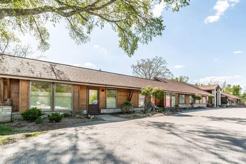 Queen BR home, walk to Marina, food truck, trails House in Carroll County