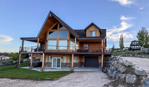 Nature Calls, hot tub, Ideal Beach Pass House in Garden City