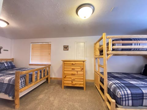 Raspberry Patch View- New Listing with new hot tub House in Garden City